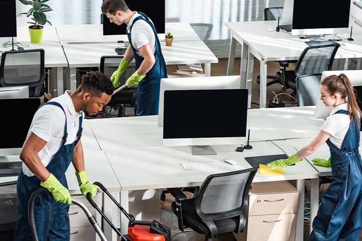 Tevreden SchoonWerk team met moderne apparatuur