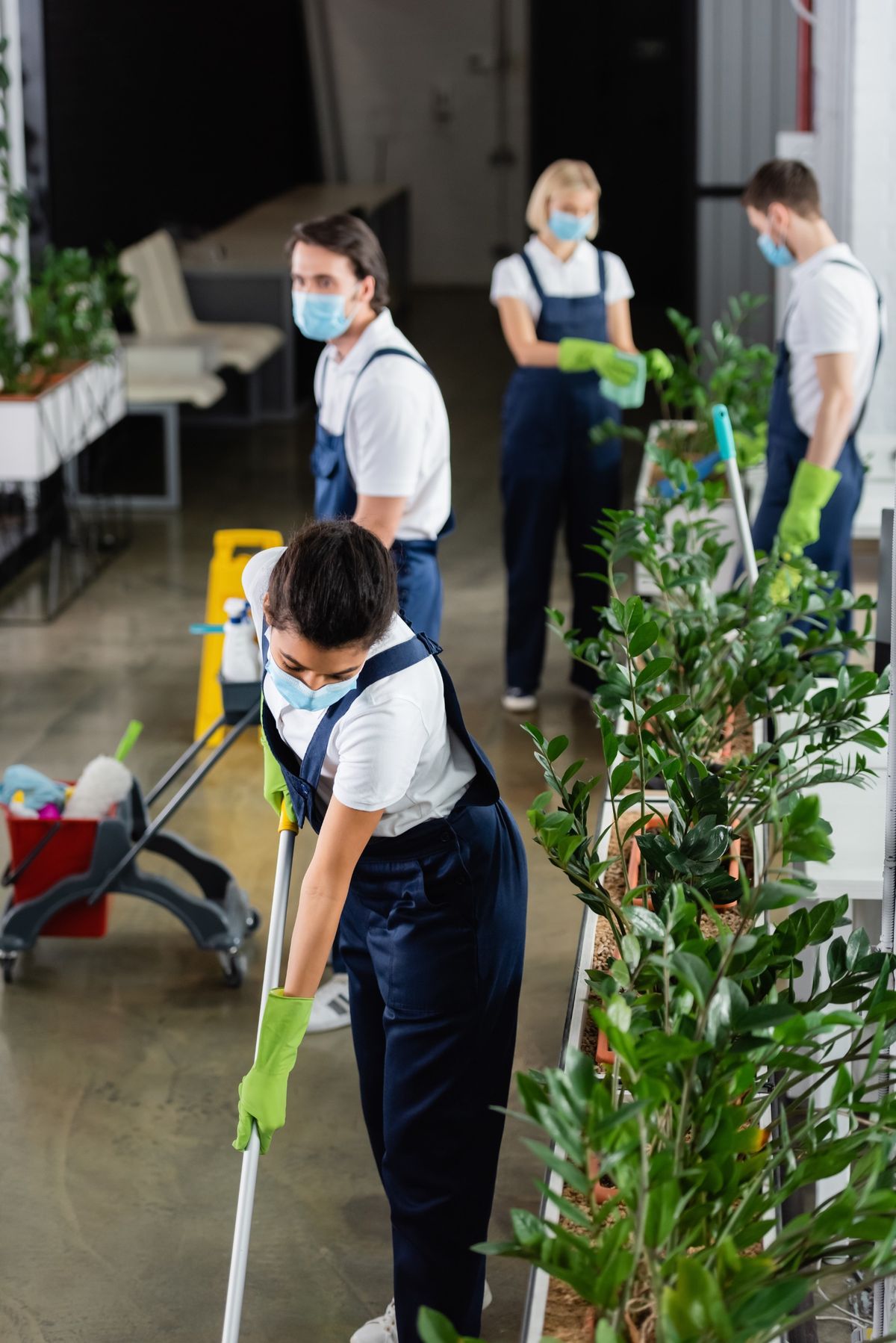 Professioneel schoonmaakteam in modern kantoorgebouw