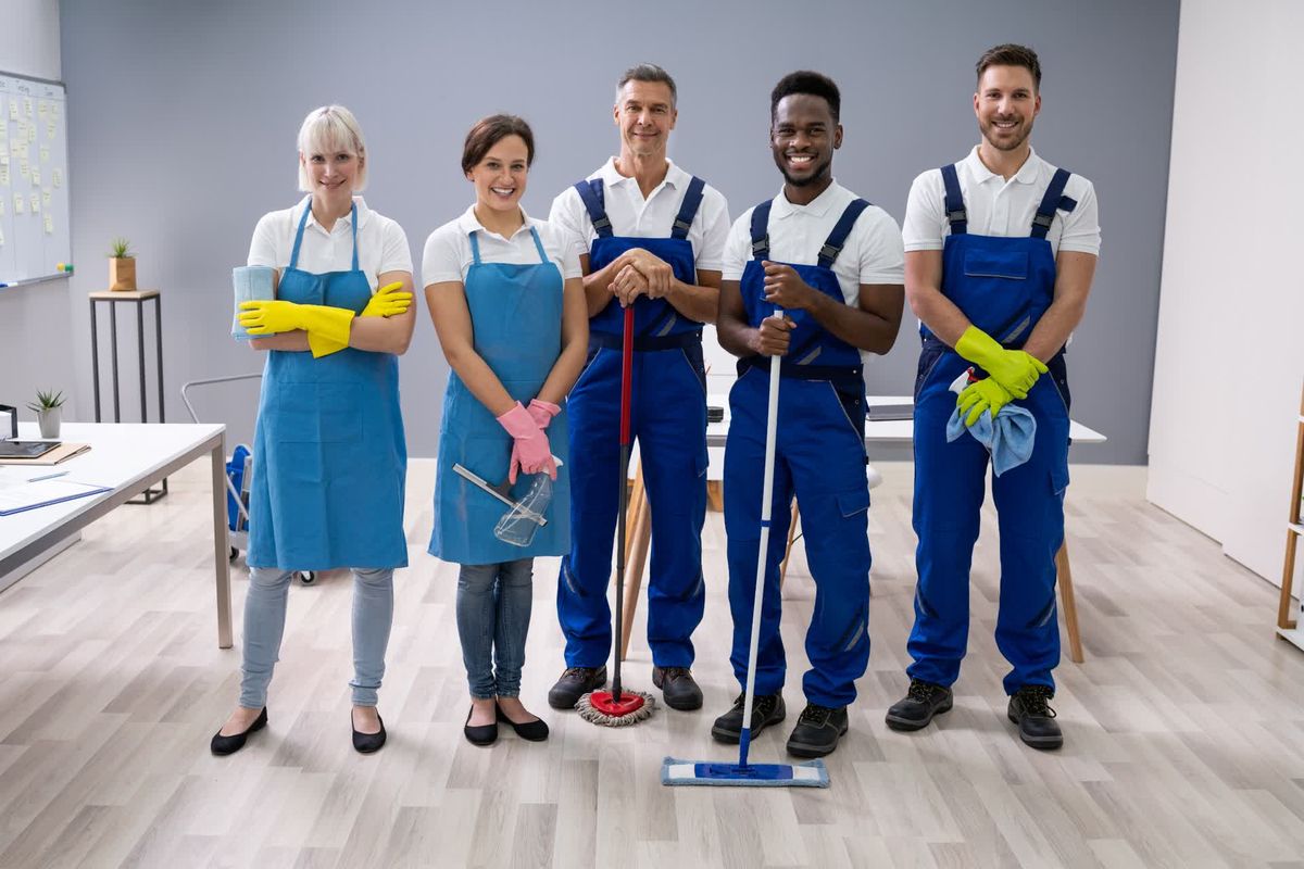 Professioneel schoonmaakteam aan het werk